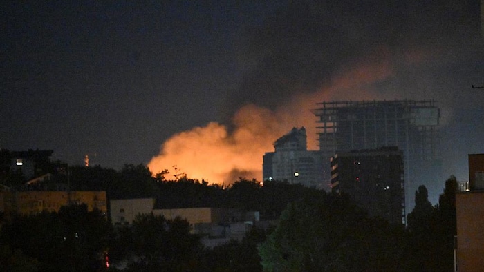 Un incendie déclenché par une frappe massive de missiles balistiques russes sur la capitale ukrainienne, Kiev, le 1er août 2026.