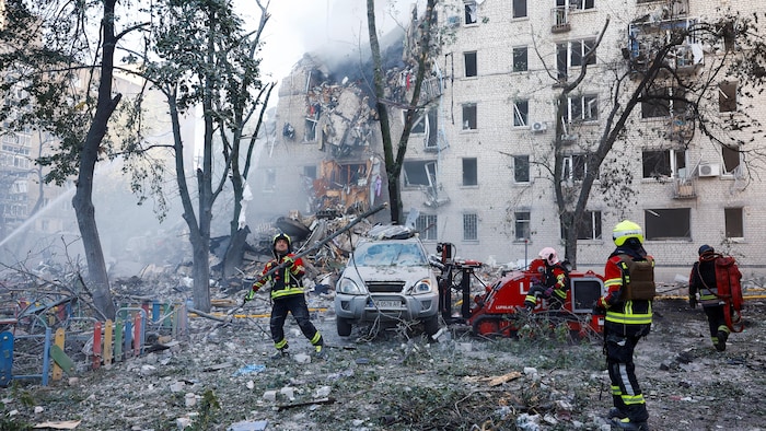 Les secouristes interviennent sur le site d'un immeuble d'habitation endommagé lors de frappes russes à Kiev, en Ukraine, le 2 juillet 2026. 