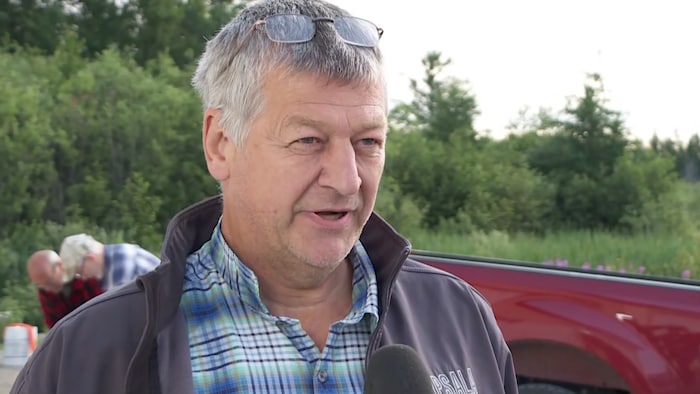 Doug Kiezebrink parlant à la caméra.