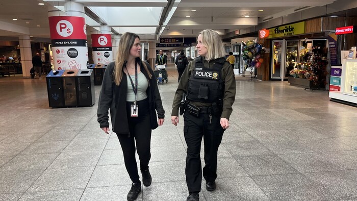 Kim Bouchard-Chayer et Annie-Claude Pelletier marchent dans l'aéroport.