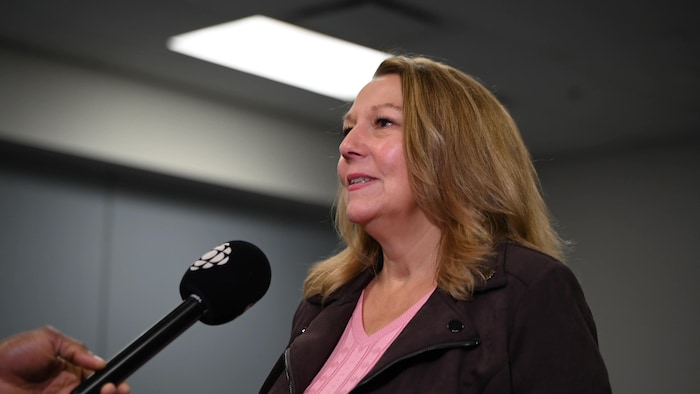 Le mairesse de Bathurst, Kim Chamberlain parle au micro de Radio-Canada.