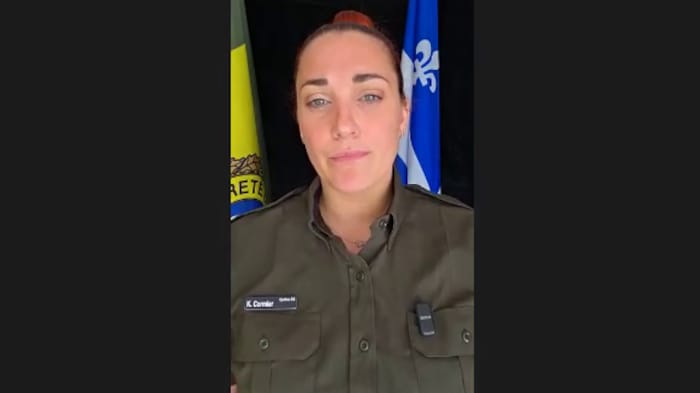 Kim Cormier lors d'une entrevue vidéo. Elle porte un uniforme de la Sûreté du Québec.
