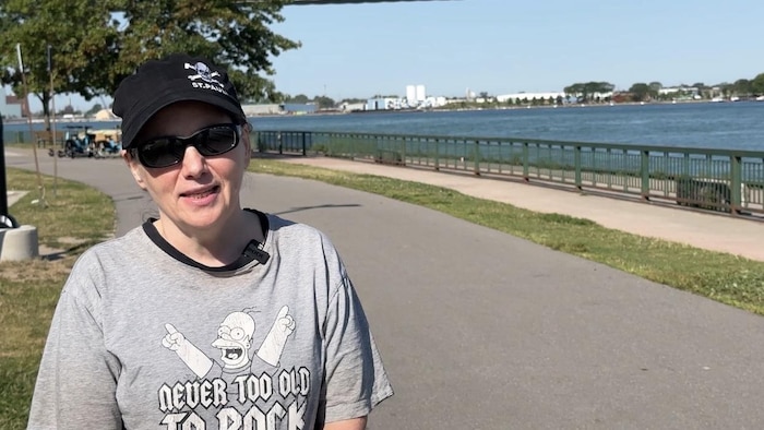 Kim Tomljenovic lors d'un vox pop de CBC sur l'ouverture du pont Gordie-Howe aux cyclistes et aux piétons.