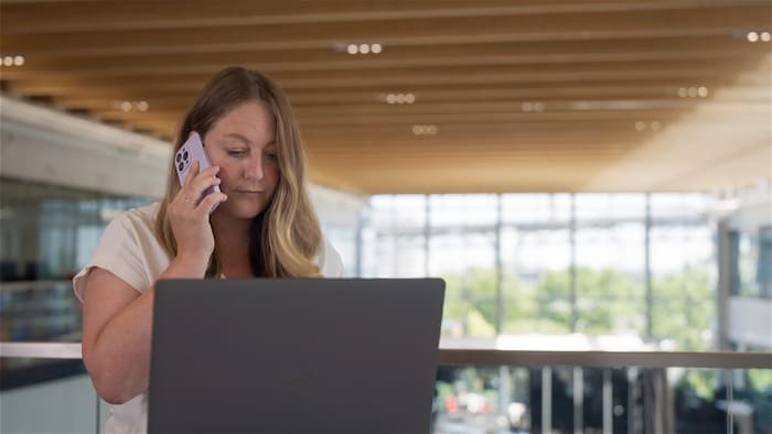 La journaliste Kim Vermette au téléphone.