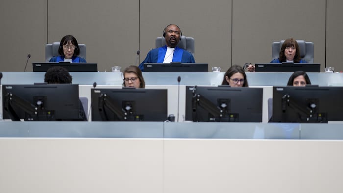 Des juges siègent au tribunal.