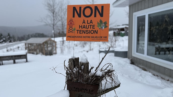  Non à la haute tension - préservons notre milieu de vie - est plantée devant une maison. 