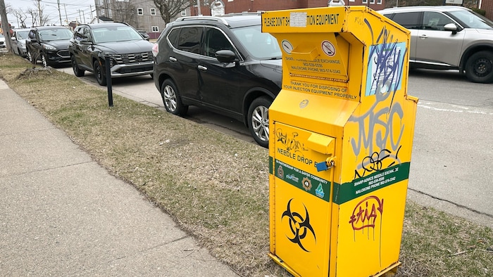 Une poubelle fermée dans la rue.