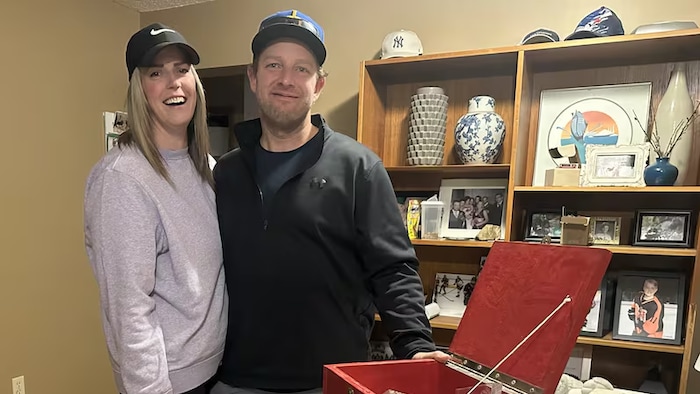 Kirk et Colleen Ledene dans un salon.