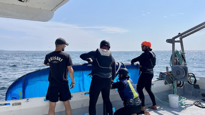 quatres personnes à bord d'un bateau.