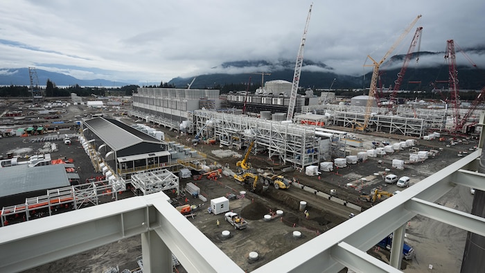 Un chantier de construction d'une usine de gaz naturel à Kitimat, en C.-B., en septembre 2022. 