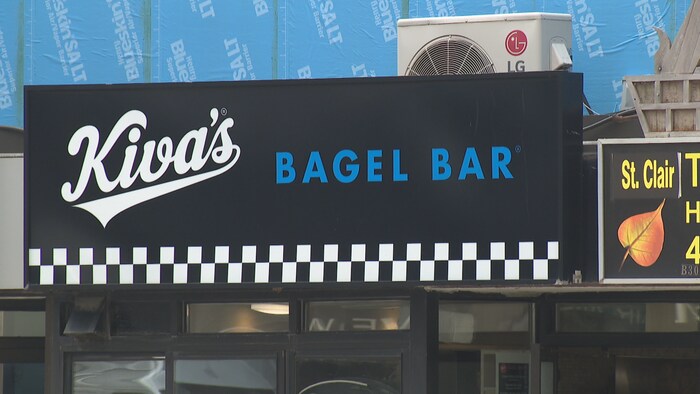 La bannière d'une succursale de la boulangerie Kiva's.