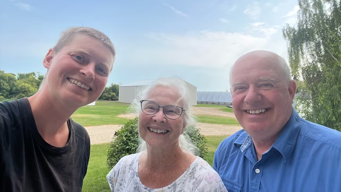 Katharina Kneip, Trudy Kerslake et Ken Kerslake en août 2026.