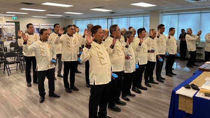 Mga lalaki na nakataas ang kanang kamay.