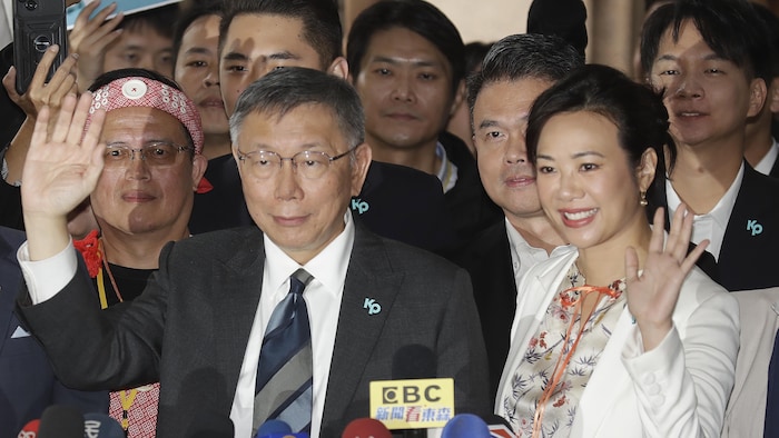 Taiwan's Taiwan People's Party (TPP) presidential candidate Ko Wen-je, front left, and his vice president candidate Cynthia Wu Hsin-ying wave to the media outside of Central Election Commission in Taipei, Taiwan, Friday, Nov. 24, 2023. (AP Photo/ Chiang Ying-ying)