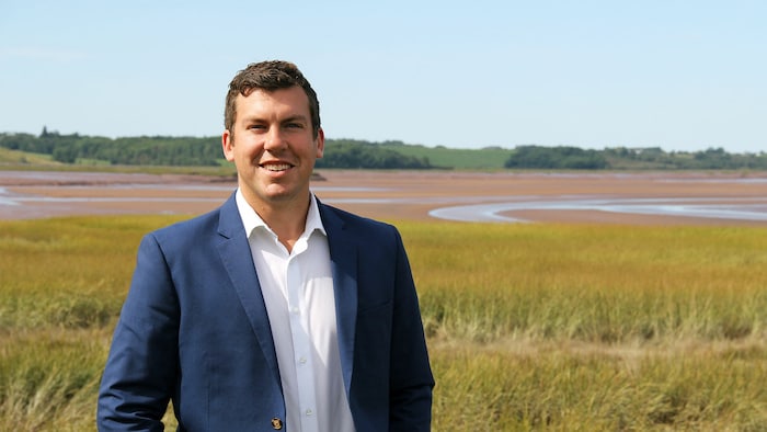 Kody Blois devant une étendue d'eau.