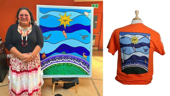 Kolbi Williams pause à côté de son œuvre, reproduite au dos d’un chandail orange présenté à droite.