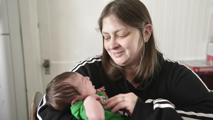 Une nouvelle maman avec sa fille.