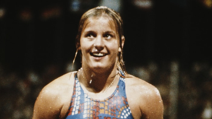 Une femme blonde de l'Allemagne de l'Est après l'épreuve de 100m papillon le 22 juillet 1976 à la piscine olympique de Montréal.