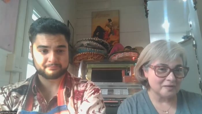 Image d'un homme et de sa mère, tirée d'une entrevue en visio.