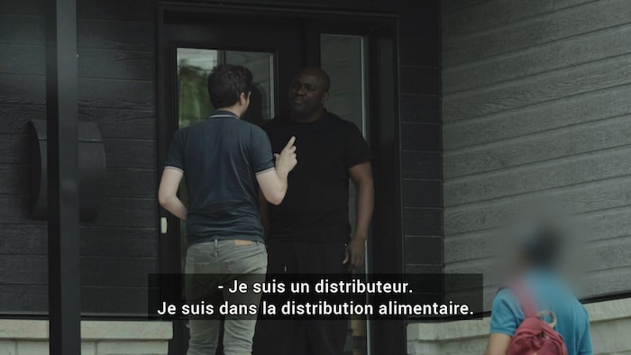 Un homme répond au journaliste Romain Schué.