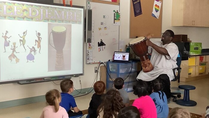 Photo de Komi Kougblenou avec des élèves. 