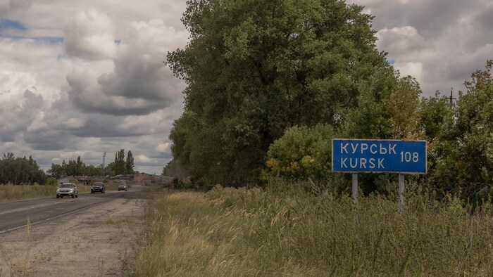 Kursk'a 108 kilometre mesafeyi gösteren bir poster.