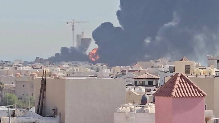 De la fumée s'élève vers le ciel.