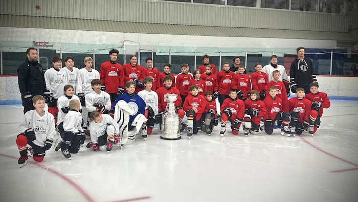 De jeunes hockeyeurs et la coupe Stanley.