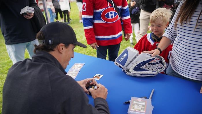 Marc-André Fleury signe un autographe.
