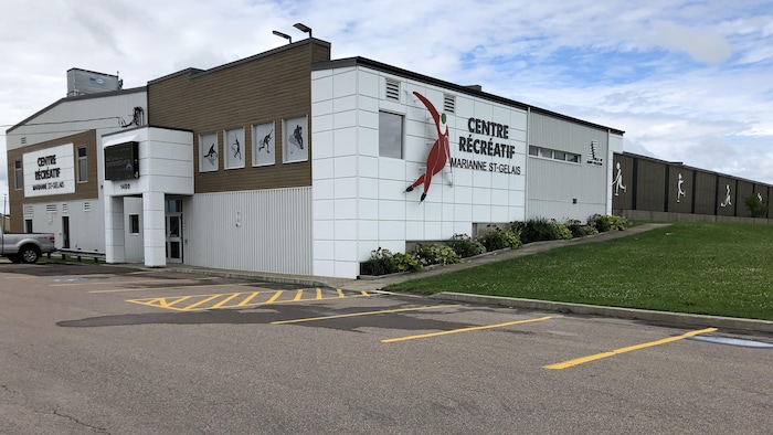 La façade extérieure du centre sportif Marianne St-Gelais 