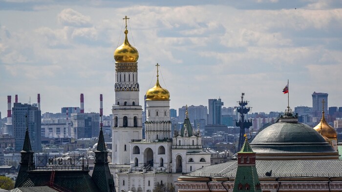 Vue de Moscou montrant entre autres les dômes dorés du clocher d'Ivan le Grand et les tours du Kremlin, sur lequel flotte le drapeau de la présidence de la Russie.