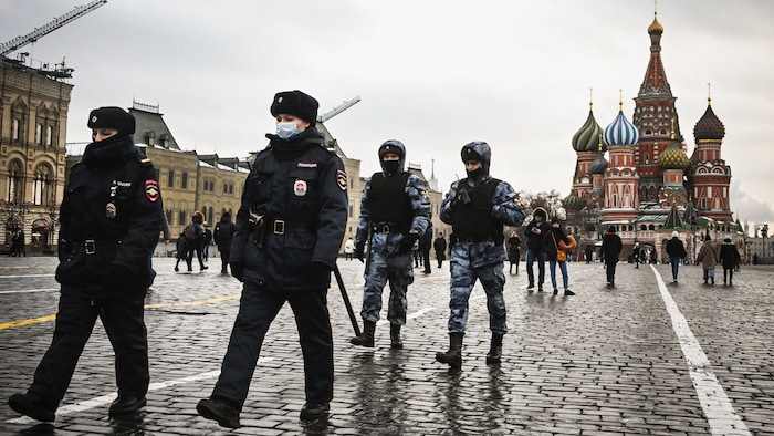 Des policiers patrouillent devant le Kremlin.
