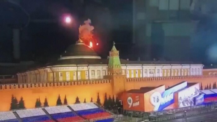 Une image enregistrée par une caméra de vidéosurveillance à Moscou, en Russie, où un drone explose au sommet du Kremlin. 