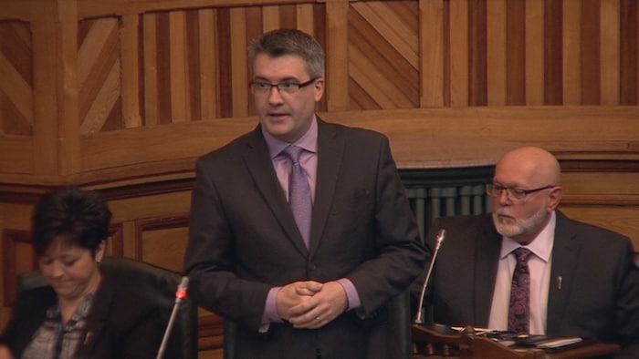 Kris Austin lors d'une allocution à l'Assemblée législative.