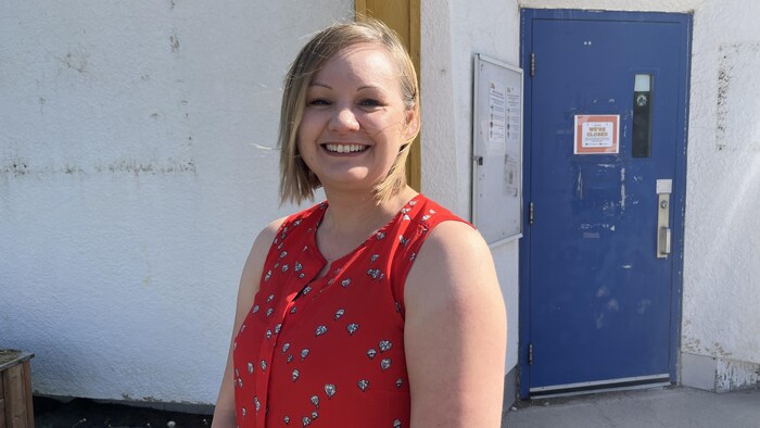 Krista Maynard, à l'extérieur de la Bibliothèque régionale Jolys, le 13 mai 2025.