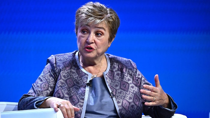 La directrice générale du FMI, Kristalina Georgieva, lors de la table ronde intitulée « L'IA et l'économie mondiale : du risque à l'opportunité », organisée dans le cadre des Assemblées annuelles du Fonds monétaire international (FMI) et du Groupe de la Banque mondiale (GBM) au Centre national de congrès Queen Sirikit (QSNCC) à Bangkok, le 16 octobre 2026.