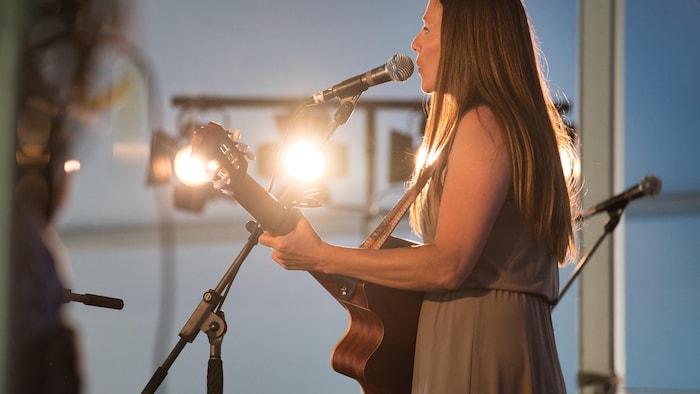Kristen Martell, auteure-compositrice-interprète, en spectacle.