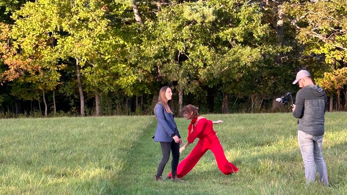 Kristen Martell, Amber d'Entremont et James Turpin lors du tournage du clip "Sois prudent"