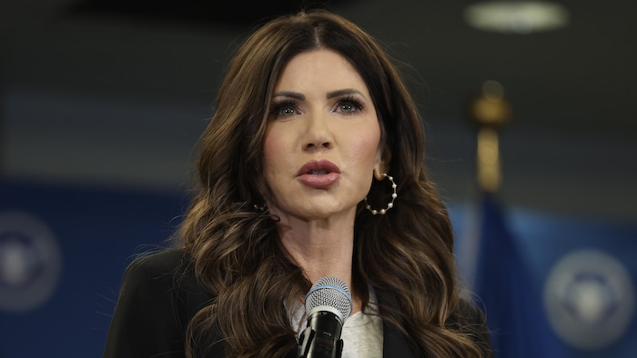 Kristi Noem, qui parle devant un micro.