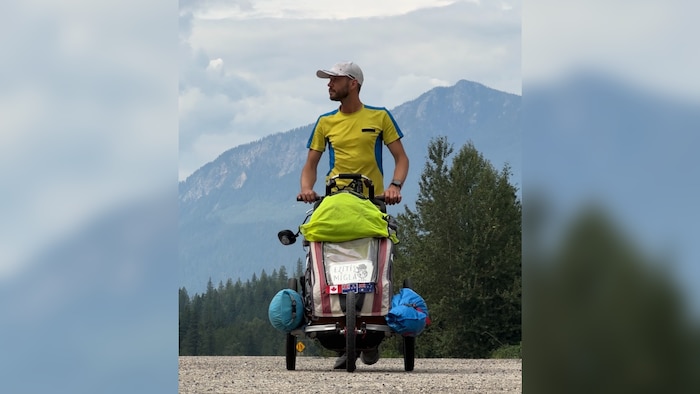 Kristians Karklins pousse un chariot.