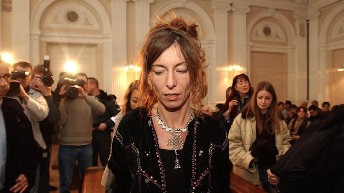 Krisztina Rady marche entourée.