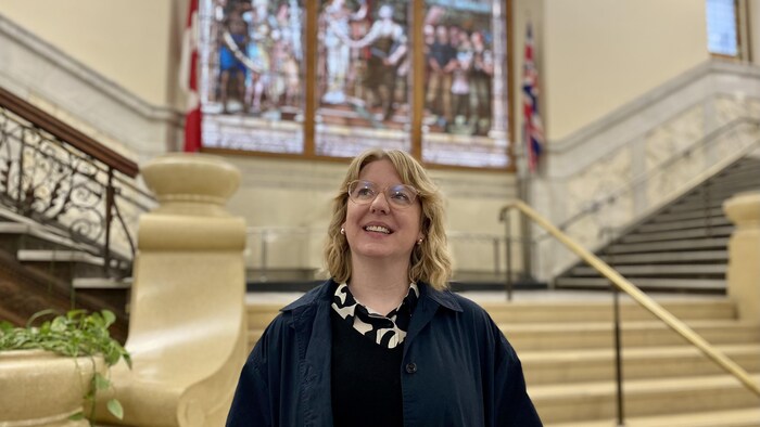 Kristine William sourit devant le murail dans l'ancien hôtel de ville de Toronto.
