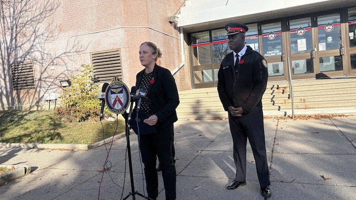 Kristy Smith mène une conférence de presse en compagnie d'un autre membre du Service de police de Toronto.
