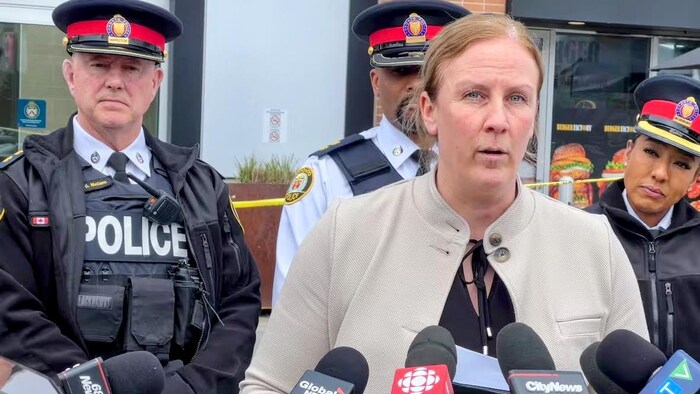 Kristy Smith répond aux questions des journalistes après une fusillade au centre commercial CF Fairview, le mardi 21 avril 2026.