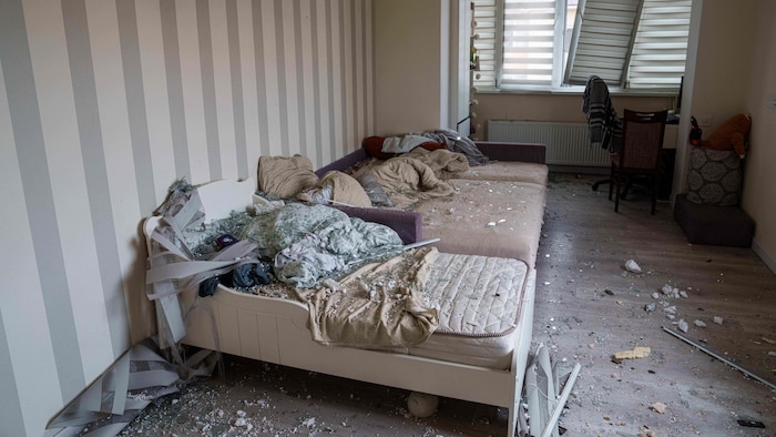 Une pièce d'un appartement jonchée de débris.