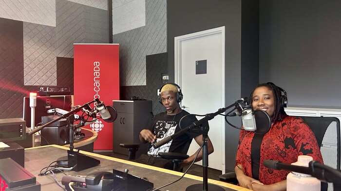 Deux résidents de Sudbury, Stéphane Cameus en noir et Krystelle-Yolie Lima en rouge, assis devant la caméra.