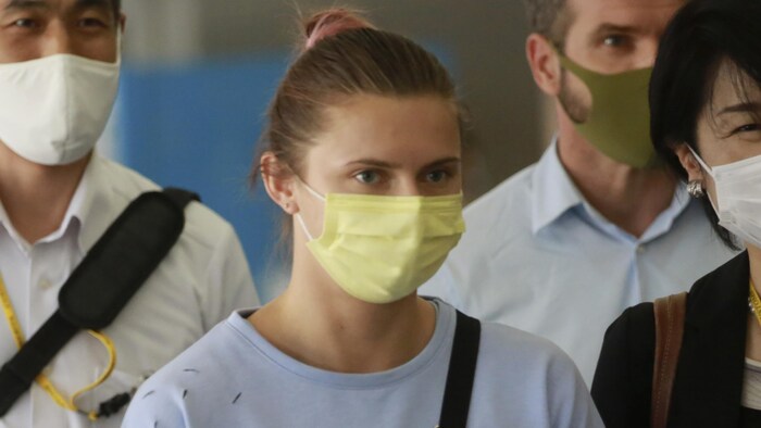 Krystsina Tsimanouskaya dans un corridor de l'aéroport Narita de Tokyo.