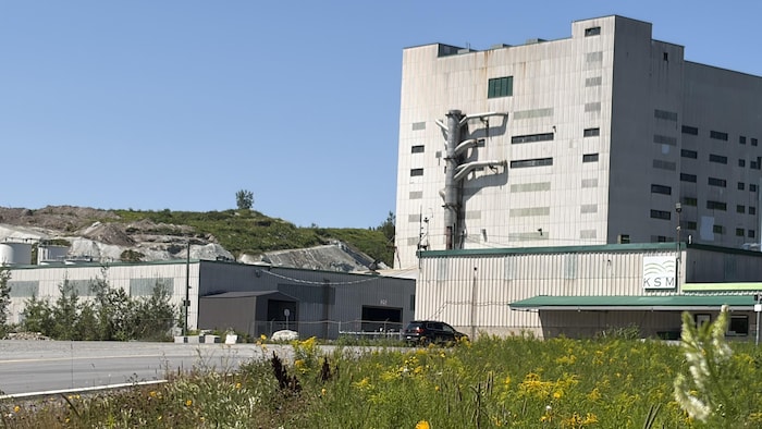 Les bâtiments d'une entreprise.