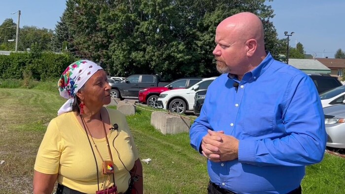 Diane Blacksmith discute avec Ian Lafrenière.