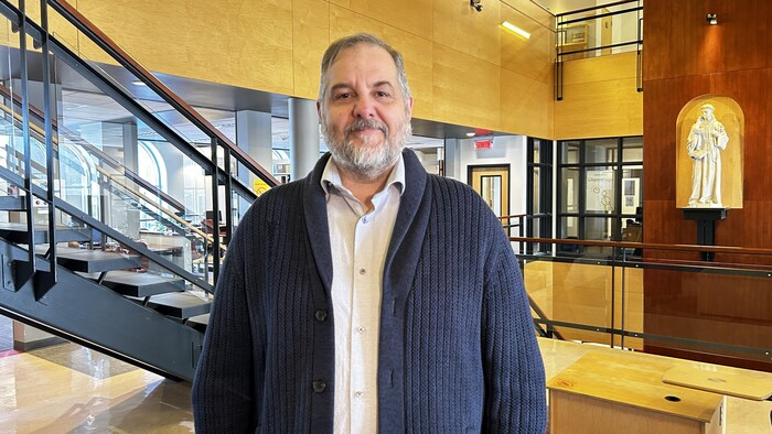 Portrait du directeur des études au Cégep de Rimouski, Kurt Vignola dans la bibliothèque de l'établissement.  